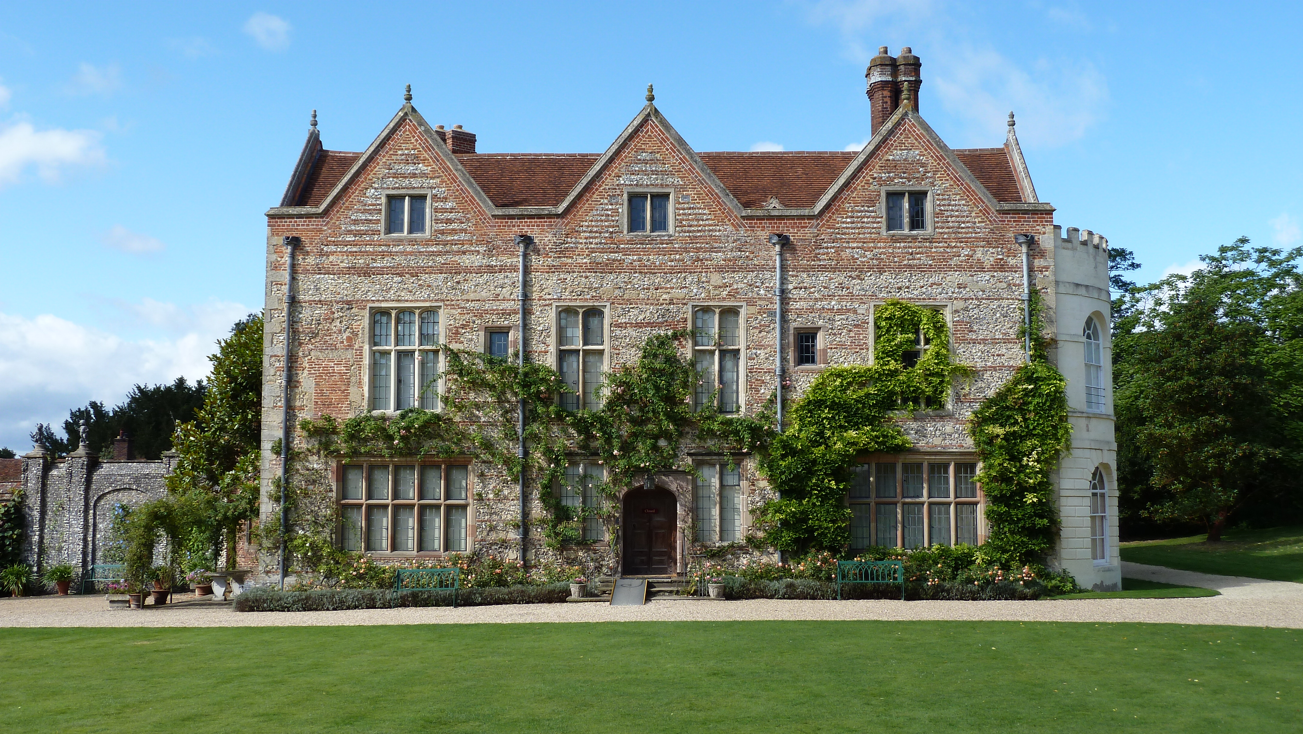Greys Court in sunshine — Tudor manor with chimneyed brick and stone façade